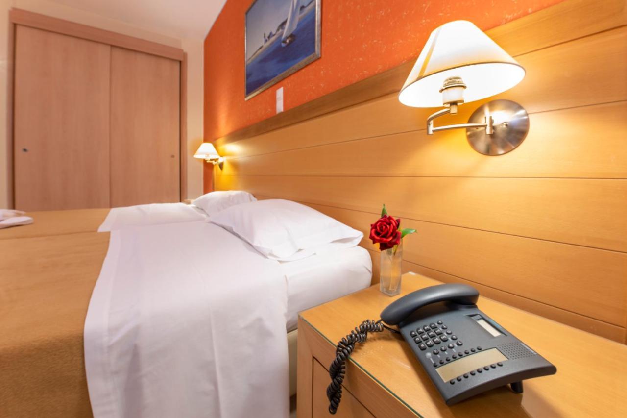 Avra Hotel Méthana Екстериор снимка